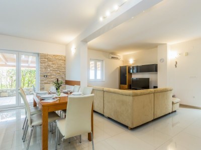 Holiday apartment GISELLE with large terrace and heated pool 50m2 - Features photo 19