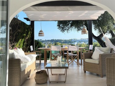 Holiday house Attractive holiday home with pool - Outdoor photo 12