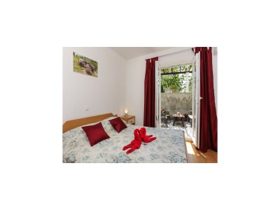 Apartment Apartments Pojko - Standard One-Bedroom Apartment with Terrace (Red) - Features photo 10