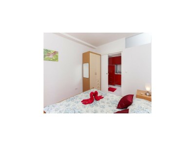 Apartment Apartments Pojko - Standard One-Bedroom Apartment with Terrace (Red) - Features photo 11