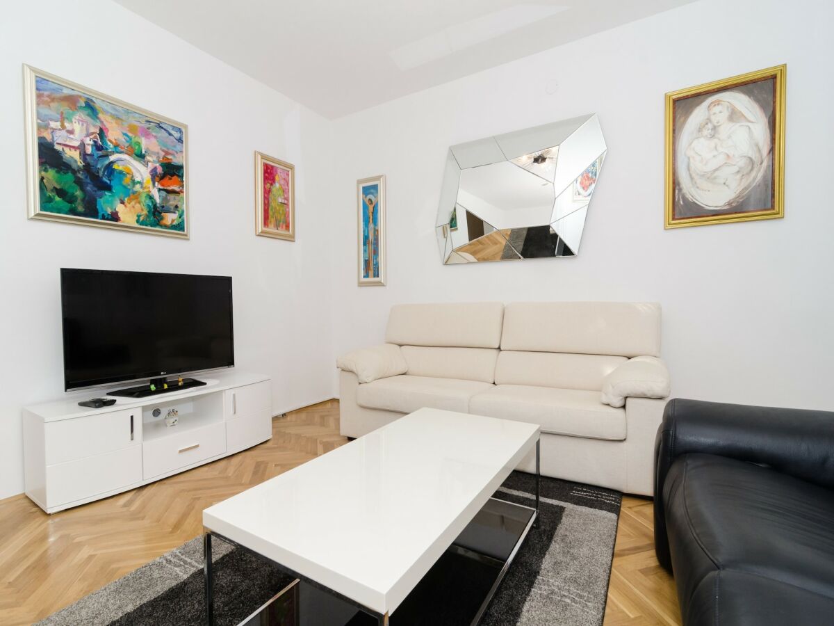 Apartment Apartment Iva 31 - Two-Bedroom Apartment with Balcony and City View - Features photo 5