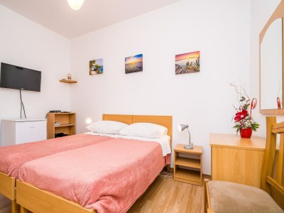 Apartment Guest House Villa Nina- Double Room with Garden View (S3 -Supetar) - Features photo 7