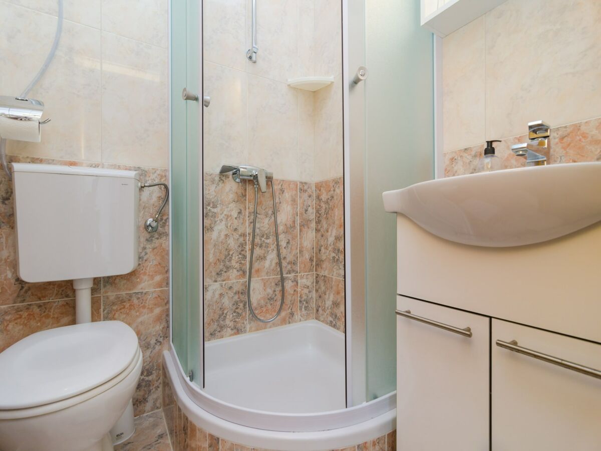 Apartment Apartments &amp; Rooms Barišić - Double Room with Balcony and Garden View (First floor-Soba 8)