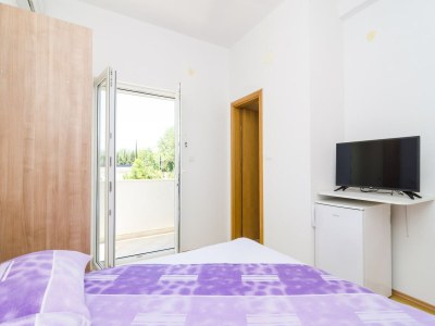 Apartment Apartments &amp; Rooms Barišić - Double Room with Balcony and Garden View (First floor-Soba 8) - Outdoor photo 11