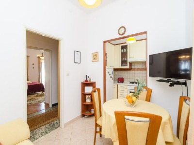 Apartment Apartments Davor - Two Bedroom Apartment with Sea View and Terrace - Features photo 6