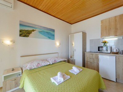 Apartment Rooms Sani - Double Room with Terrace and Sea View (S1) - Features photo 8