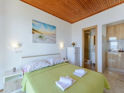 Apartment Rooms Sani - Double Room with Terrace and Sea View (S1) - Features photo 9