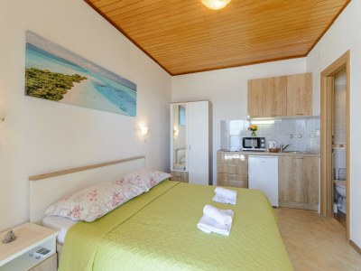 Apartment Rooms Sani - Double Room with Terrace and Sea View (S1) - Features photo 17