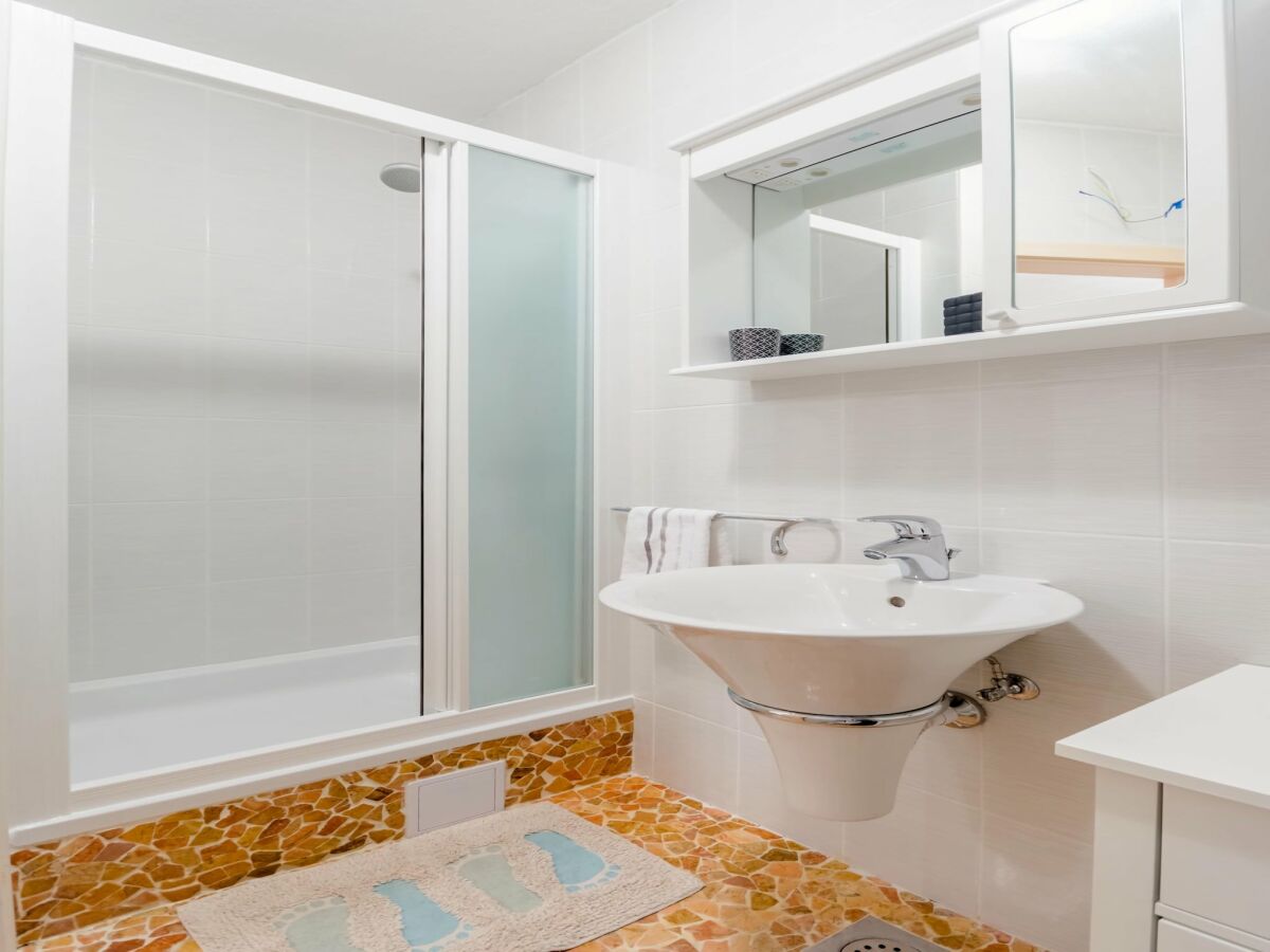 Apartment Apartments Villa Kameja - One Bedroom Apartment with Balcony and Sea View (Plavi) - Features photo 3