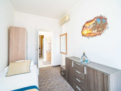 Apartment Apartments Blažević - Comfort Two Bedroom Apt with Hot Tub and Sea View - Features photo 7