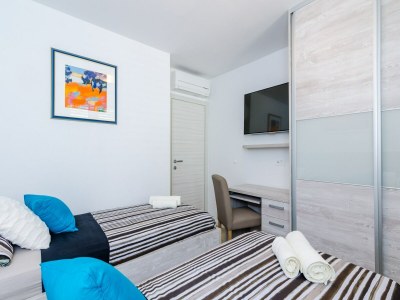 Apartment Apartments Lazarin - Two Bedroom Apartment with Balcony and Sea View (1 Veliki) - Features photo 3