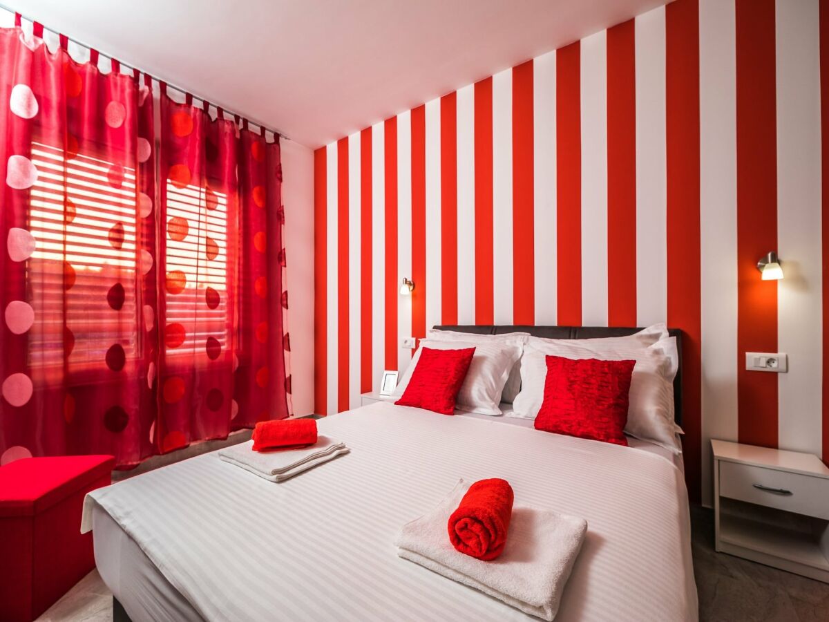 Apartment Apartments & Rooms Sunshine Home - Double Room ( Red )