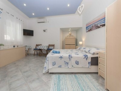 Apartment Apartment Brajki-Three Bedroom Apartment with Balcony and Sea View - Features photo 8