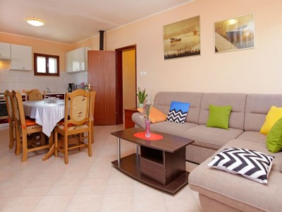 Holiday house Olive's Garden House - Three Bedroom Holiday Home with Terrace and Sea View - Features photo 9