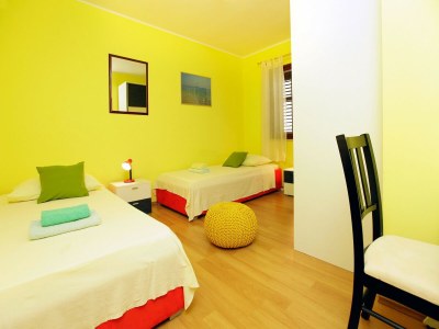 Holiday house Olive's Garden House - Three Bedroom Holiday Home with Terrace and Sea View - Features photo 13