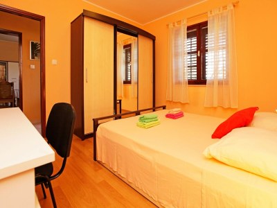 Holiday house Olive's Garden House - Three Bedroom Holiday Home with Terrace and Sea View - Features photo 14