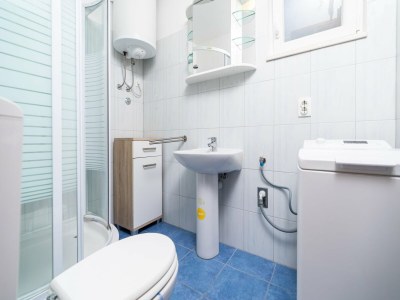 Holiday house Olive's Garden House - Three Bedroom Holiday Home with Terrace and Sea View - Features photo 15