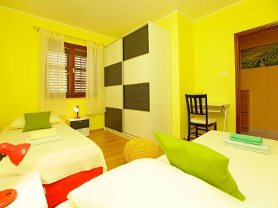 Holiday house Olive's Garden House - Three Bedroom Holiday Home with Terrace and Sea View - Features photo 16