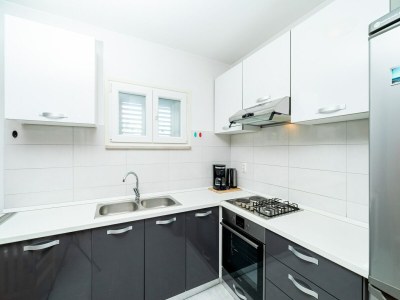 Holiday house Olive's Garden House - Three Bedroom Holiday Home with Terrace and Sea View - Features photo 20