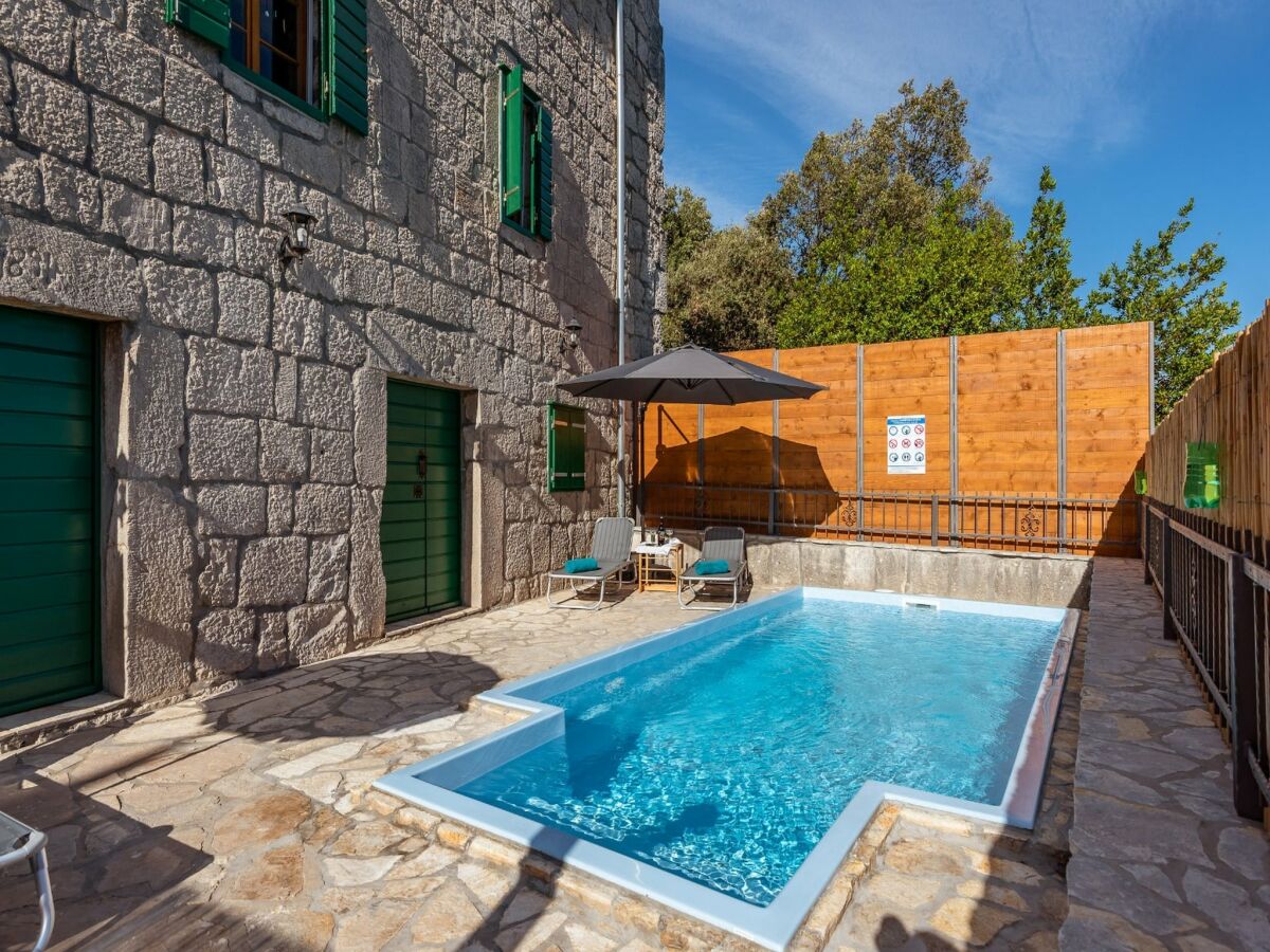 Villa Villa Lazini Dvori - Two Bedroom Stone House Villa with Private Pool