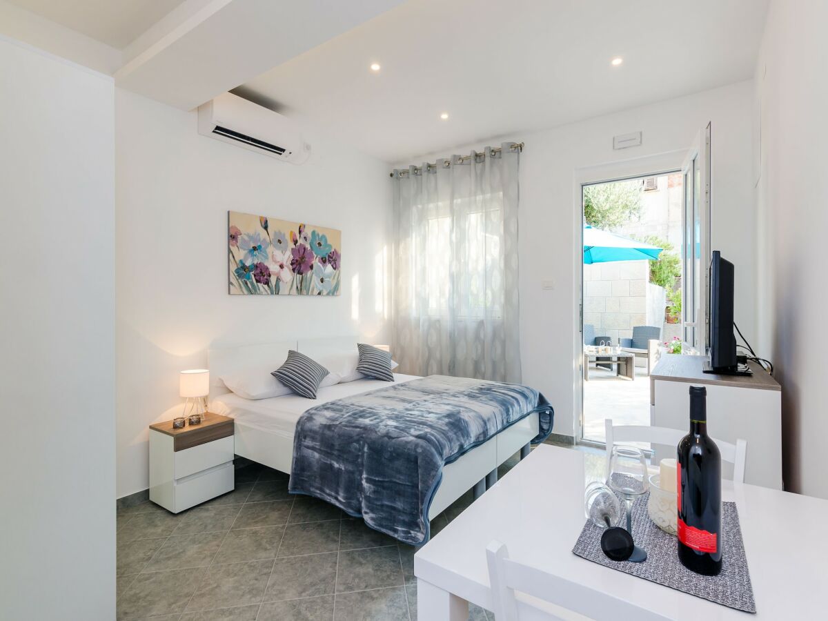 Apartment Apartments  L&M - Studio Apartment with Terrace (Vlahinić) - Features photo 3