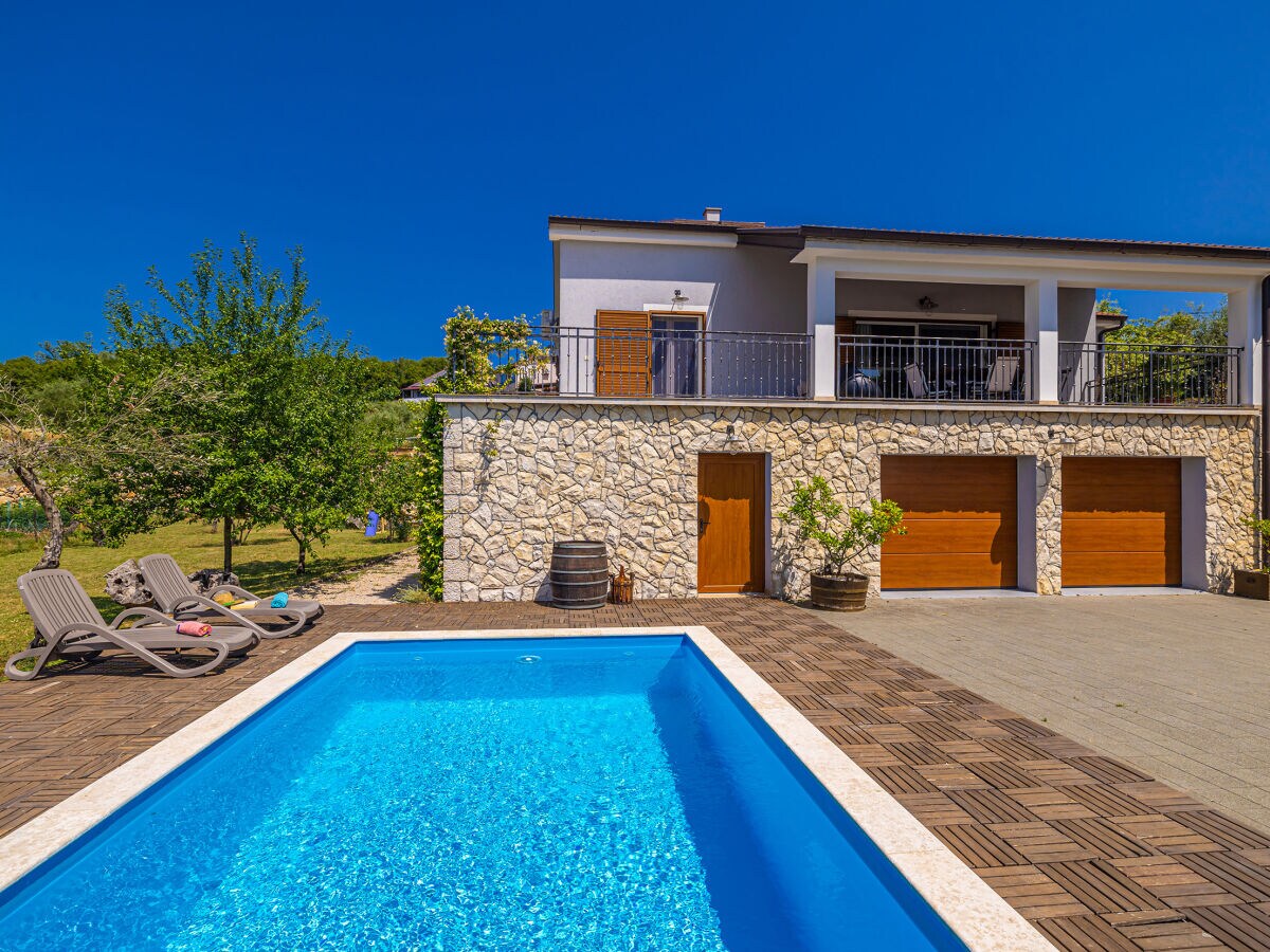 Holiday house Franolic with swimming pool - Outdoor photo 2