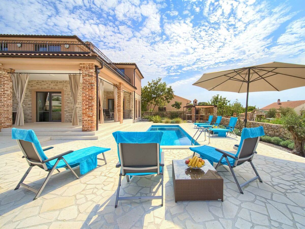 Villa NATHALIE with private pool, jacuzzi and outdoor sauna