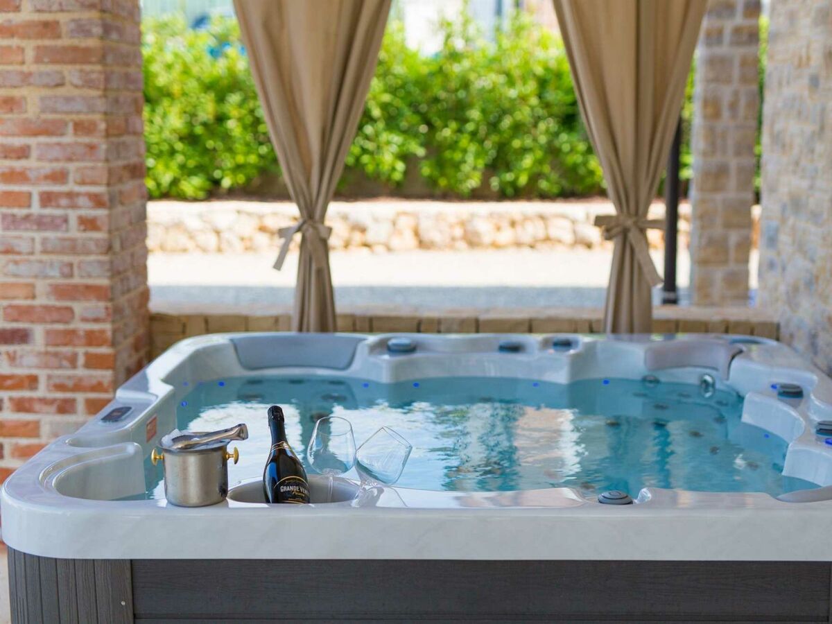 Villa NATHALIE with private pool, jacuzzi and outdoor sauna - Outdoor photo 4