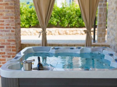 Villa NATHALIE with private pool, jacuzzi and outdoor sauna - Outdoor photo 4