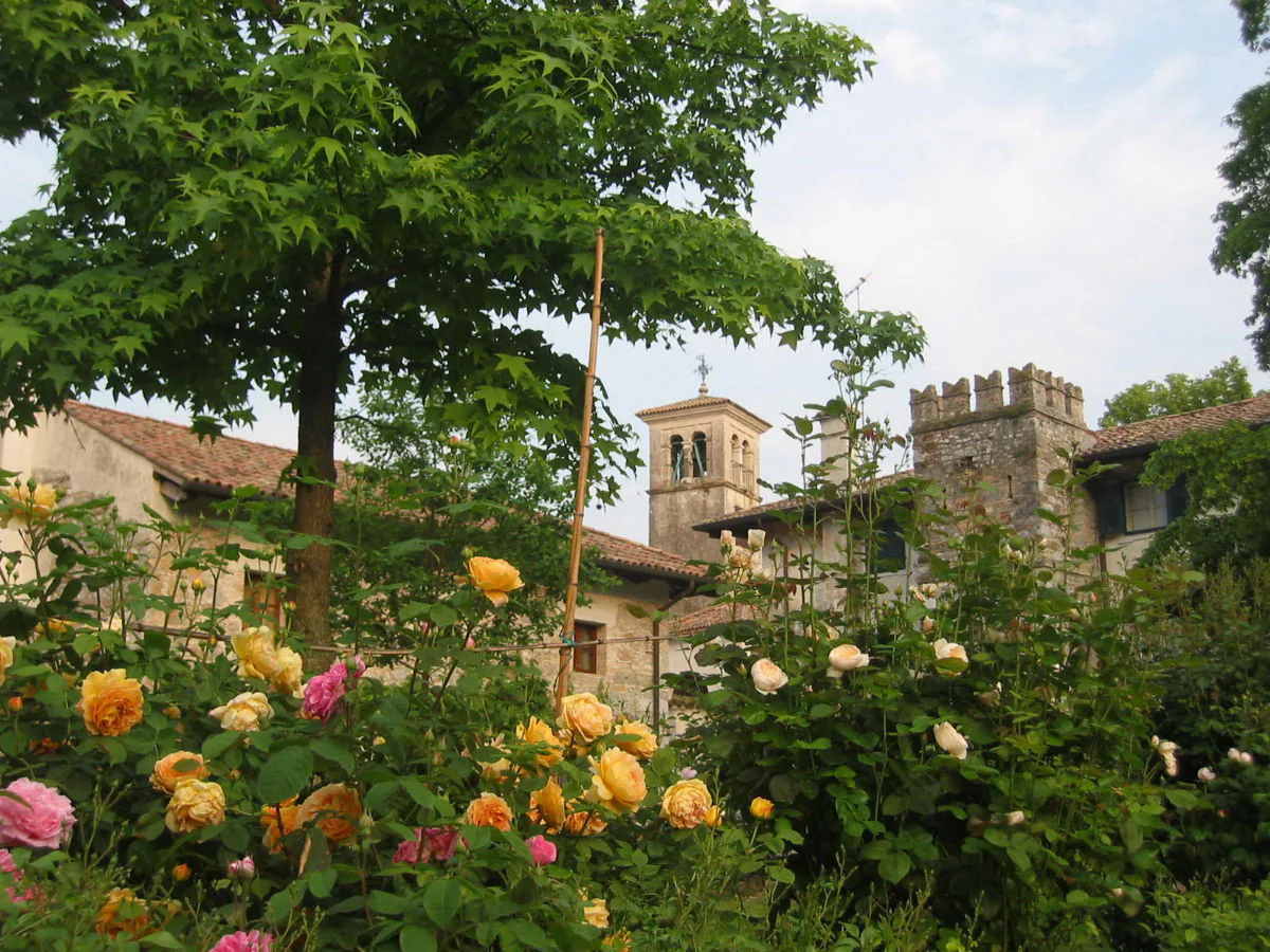 Holiday house Vicinia with garden in the castle - Outdoor photo 2