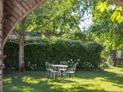 Holiday house Vicinia with garden in the castle - Outdoor photo 9