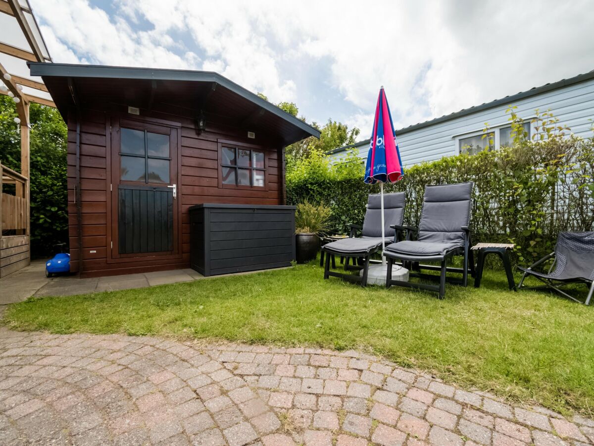 Chalet Luxury chalet with garden in quiet location in Renesse