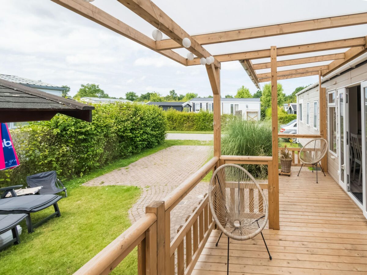 Chalet Luxury chalet with garden in quiet location in Renesse - Outdoor photo 2