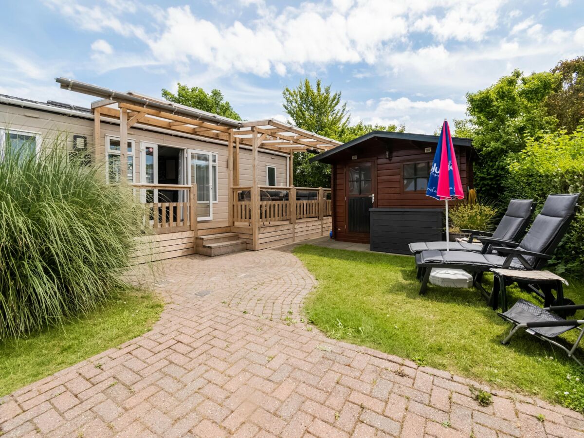 Chalet Luxury chalet with garden in quiet location in Renesse - Outdoor photo 4