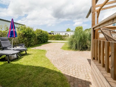 Chalet Luxury chalet with garden in quiet location in Renesse - Outdoor photo 5