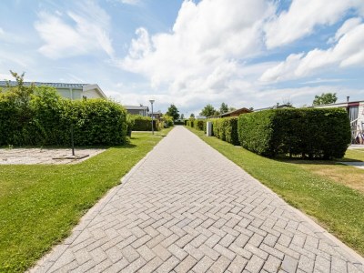 Chalet Luxury chalet with garden in quiet location in Renesse - Outdoor photo 6
