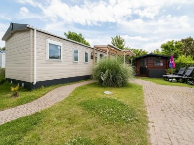 Chalet Luxury chalet with garden in quiet location in Renesse - Outdoor photo 7