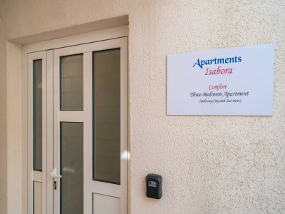 Apartment Apartments Isabora - Comfort Three-Bedroom Apartment with Balcony and Sea View (Second Floor) - Outdoor photo 4