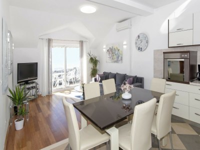 Apartment Apartments Isabora - Comfort Three-Bedroom Apartment with Balcony and Sea View (Second Floor) - Features photo 13