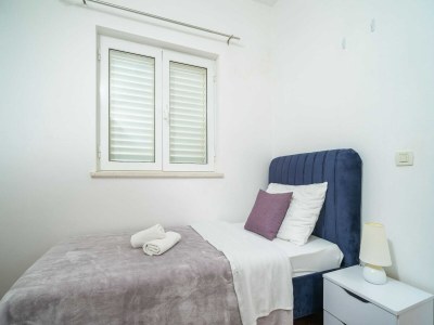 Apartment Apartments Isabora - Comfort Three-Bedroom Apartment with Balcony and Sea View (Second Floor) - Features photo 19