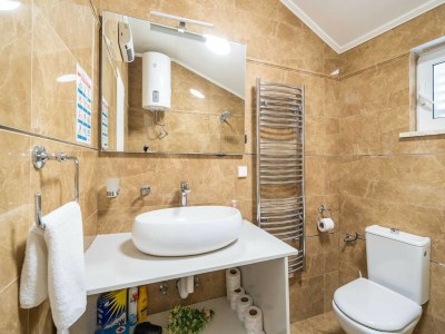 Apartment Apartments Isabora - Comfort Three-Bedroom Apartment with Balcony and Sea View (Second Floor) - Features photo 26