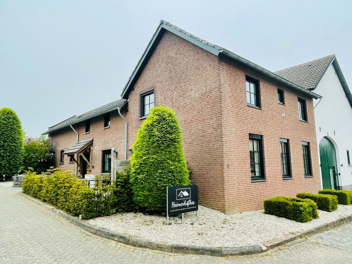 Farmhouse Holiday home in South Limburg with a terrace - Outdoor photo 4