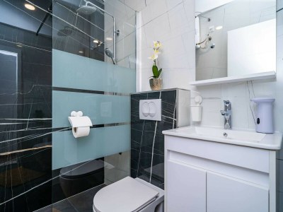 Apartment Apartment & Rooms Papa - Premium Double or Twin Room with Balcony and Partial Sea View (Soba 2) - Features photo 13