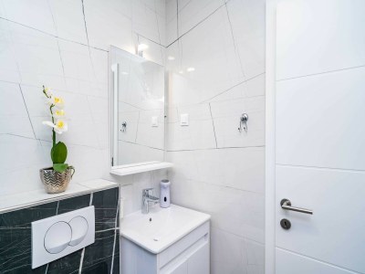 Apartment Apartment & Rooms Papa - Premium Double or Twin Room with Balcony and Partial Sea View (Soba 2) - Features photo 16