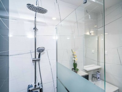 Apartment Apartment & Rooms Papa - Premium Double or Twin Room with Balcony and Partial Sea View (Soba 2) - Features photo 17