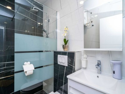 Apartment Apartment & Rooms Papa - Premium Double or Twin Room with Balcony and Partial Sea View (Soba 2) - Features photo 21