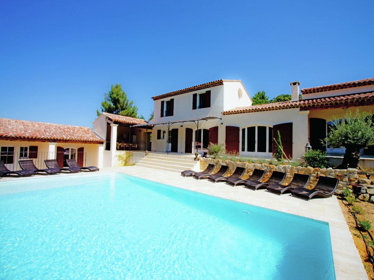 Villa Villa in der Provence mit Infinity-Pool