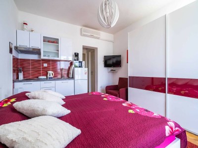 Apartment Apartments & Rooms Mara & Petrunjela - Studio Apartment with Balcony and Sea View - Features photo 17