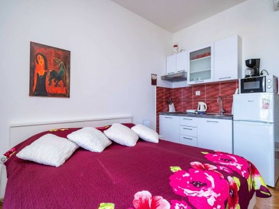 Apartment Apartments & Rooms Mara & Petrunjela - Studio Apartment with Balcony and Sea View - Features photo 19