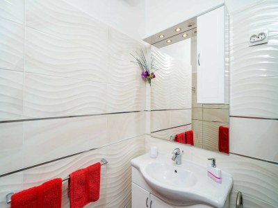 Apartment Apartments & Rooms Mara & Petrunjela - Studio Apartment with Balcony and Sea View - Features photo 24